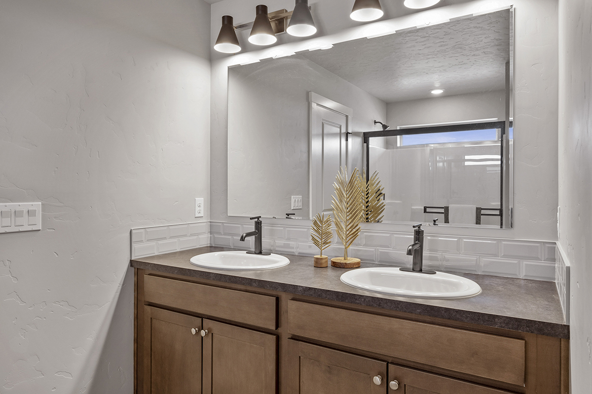 Dual-sink vanity at primary bath