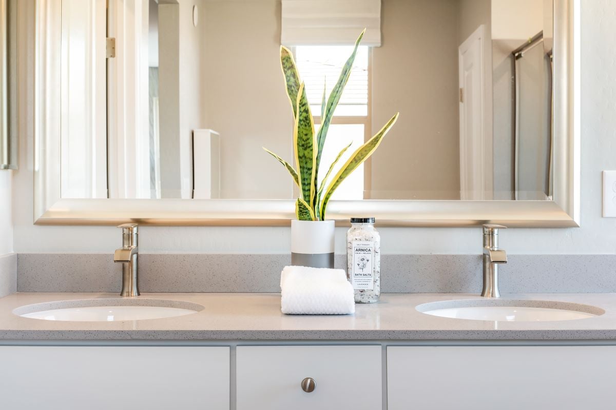 Dual-sink vanity at primary bath 