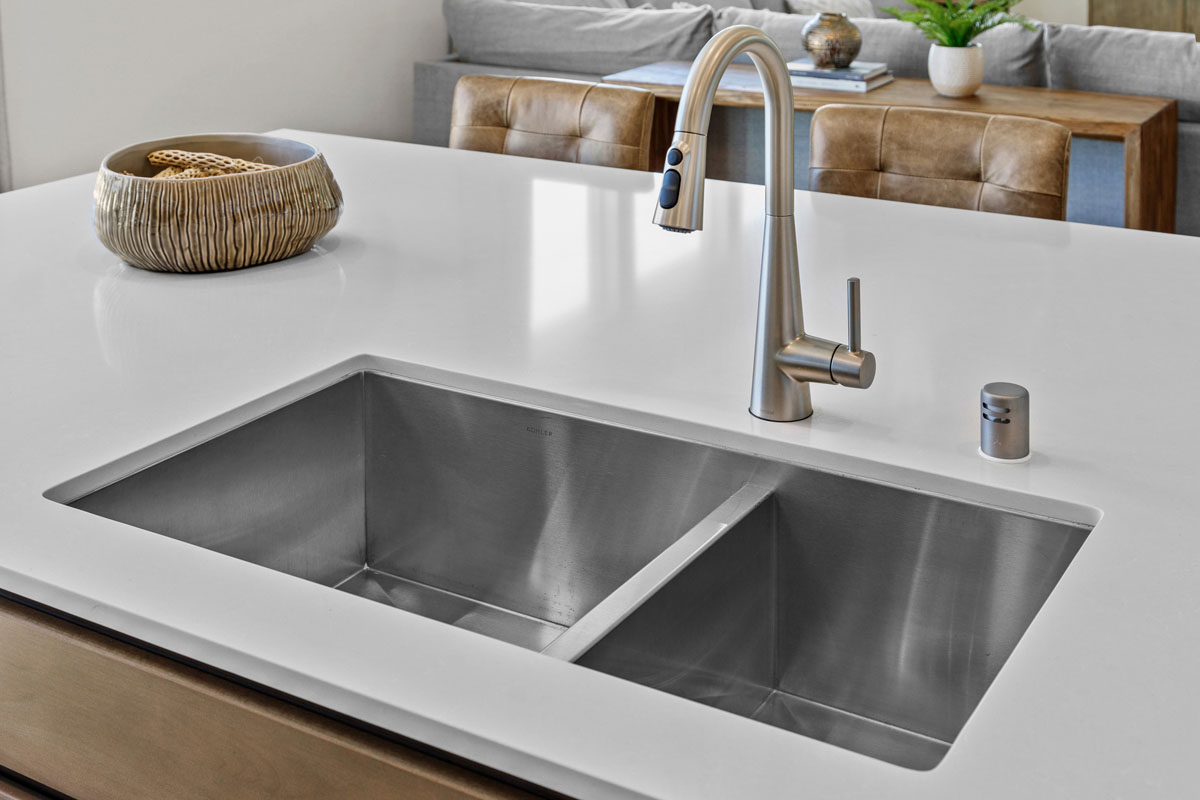 Double-basin undermount sink