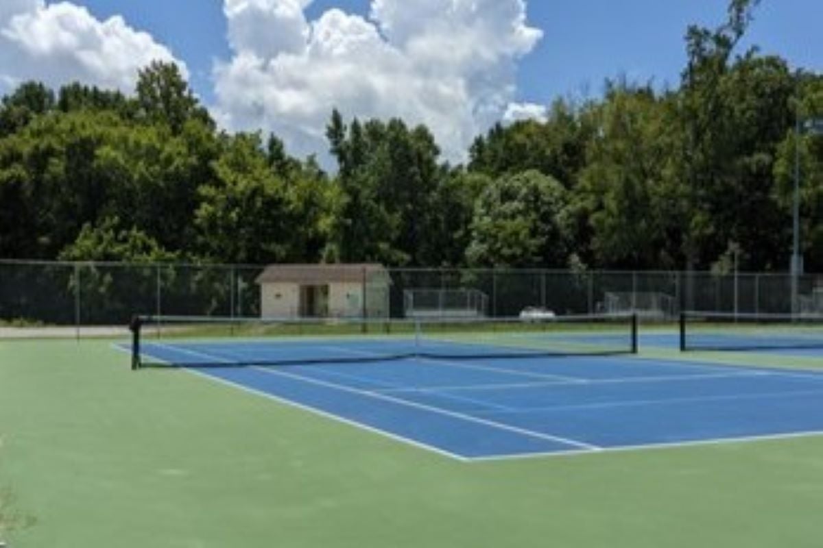 Minutes to pickleball courts