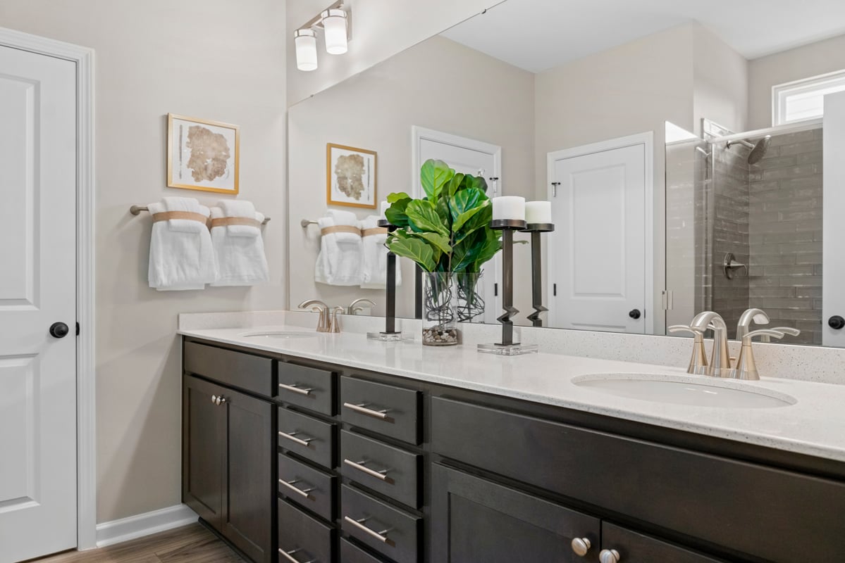 Dual-sink vanity at primary bath