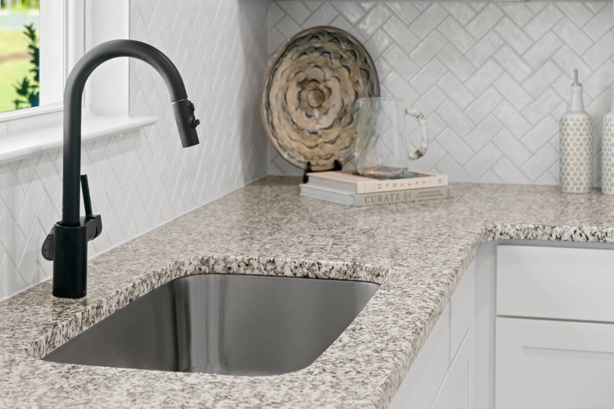 Single-basin kitchen sink