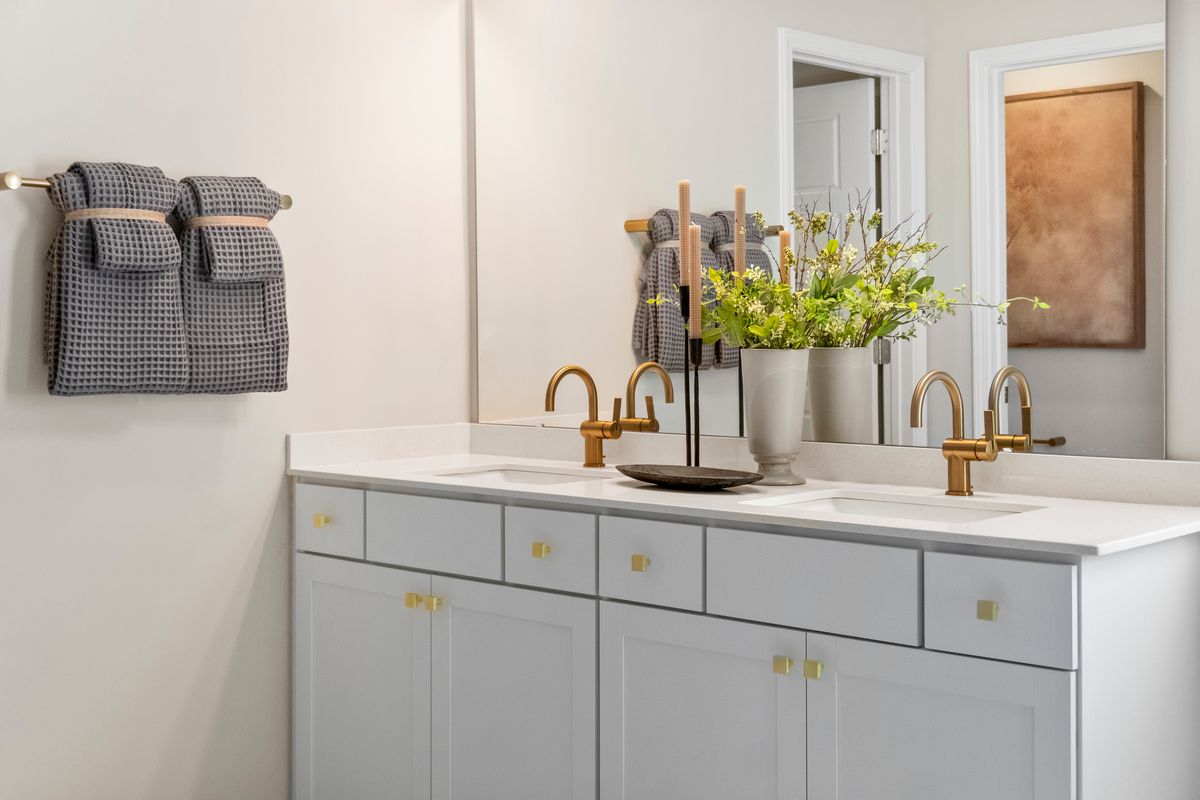 Dual-sink vanity at primary bath