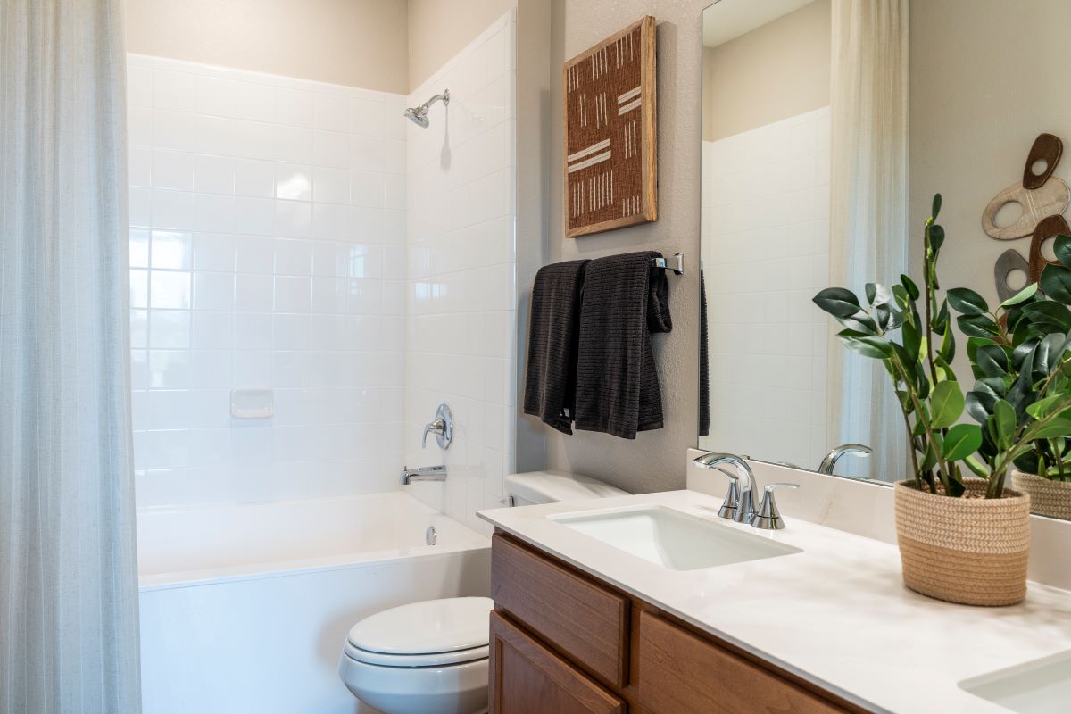 Tub with tile surround at primary bath