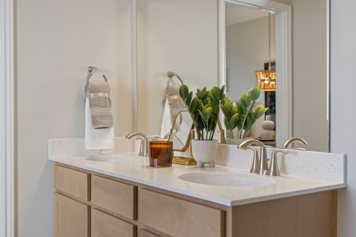 Dual-sink vanity at primary bath