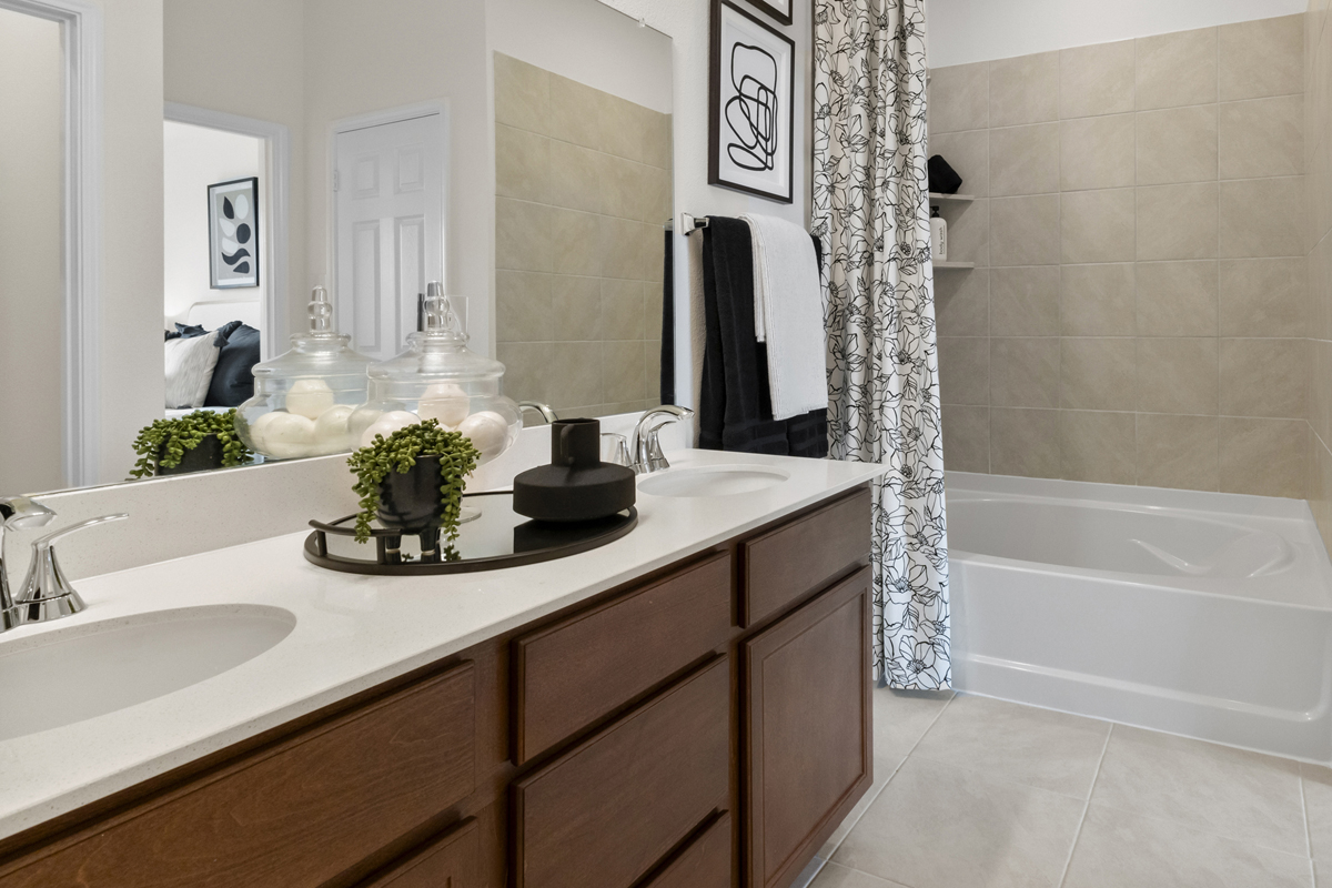 Tub/shower combination with tile surround