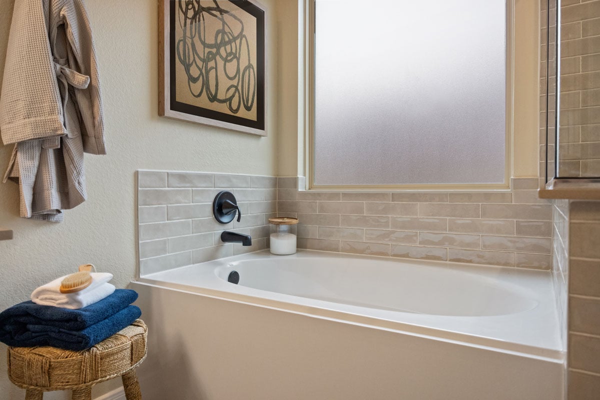 Tub with tile surround at primary bath