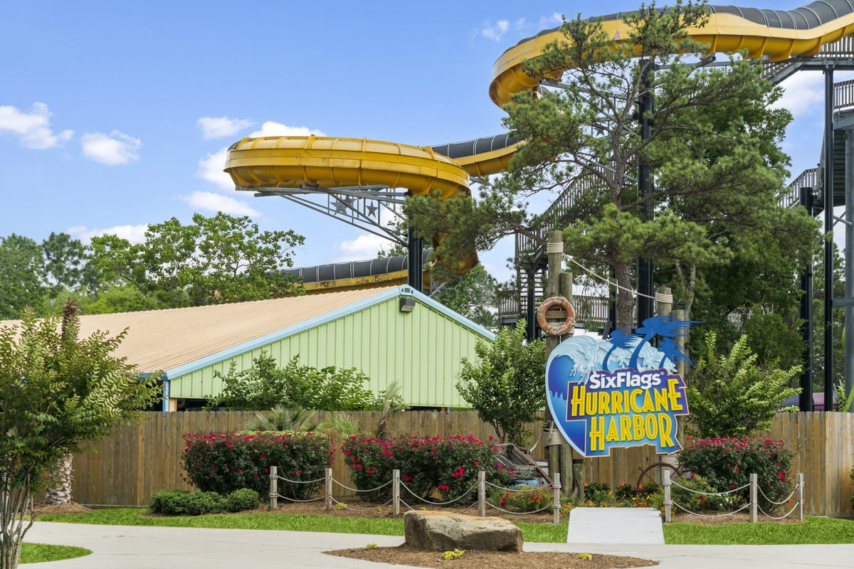 Short drive to Six Flags® Hurricane Harbor