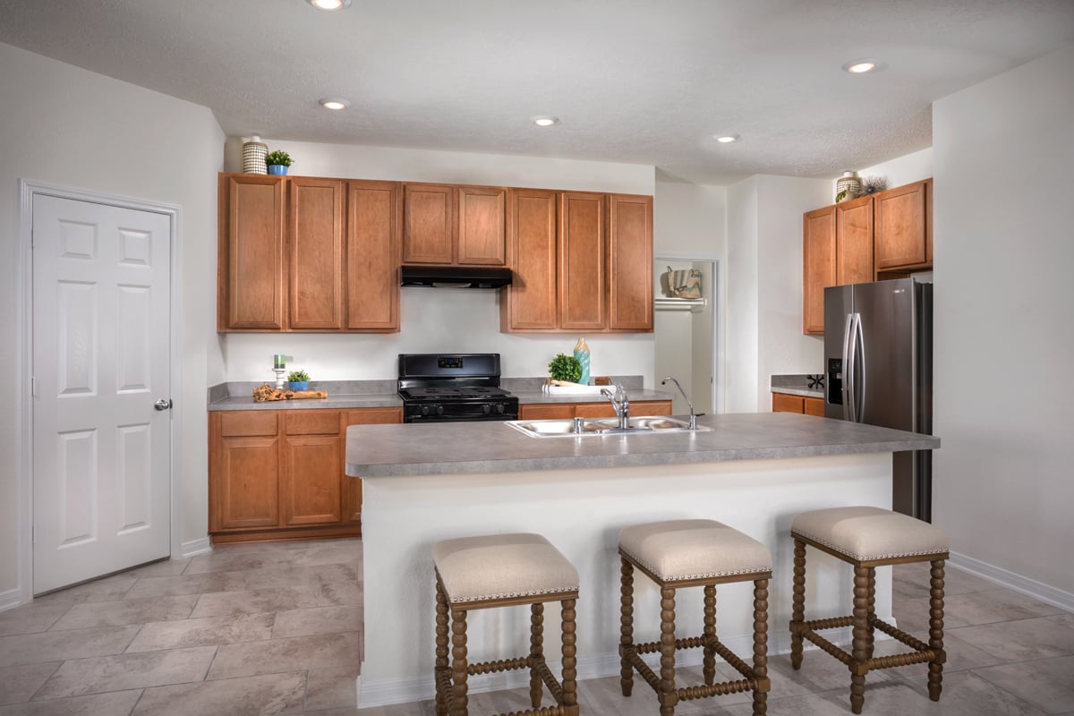 New Homes in Rosharon, TX - Glendale Lakes Plan 1631 Kitchen as modeled at Deer Run Meadows