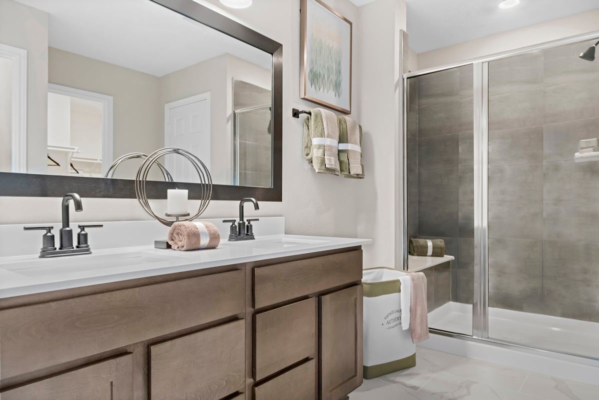 Dual-sink vanity at primary bath