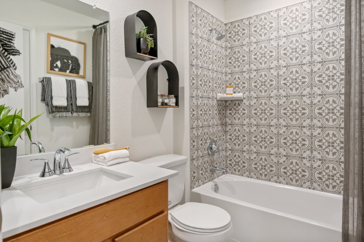 Optional tile surround at tub