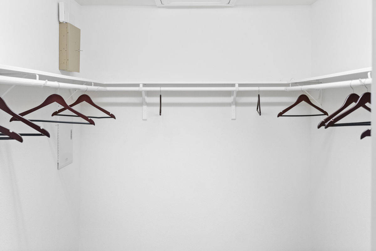 Walk-in closet 