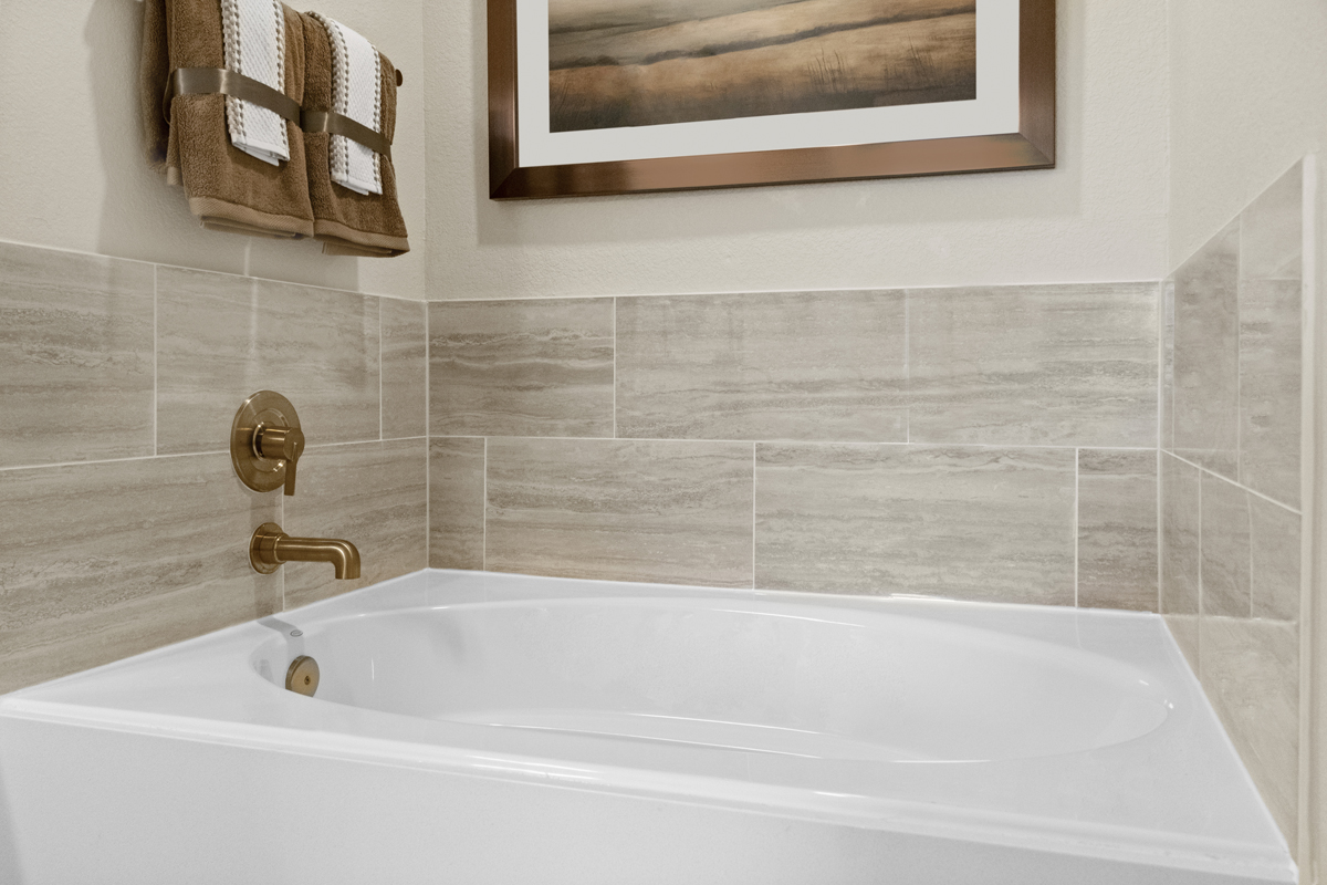 Tub with tile surround at primary bath