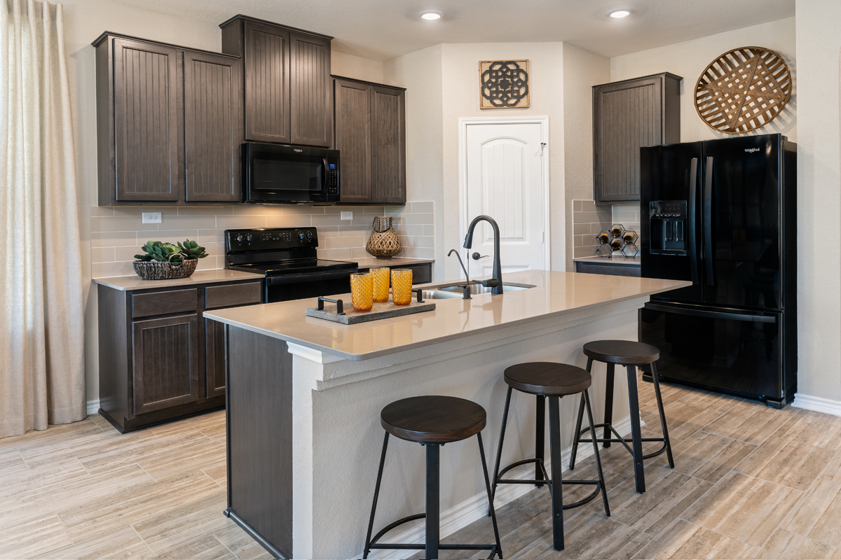 New Homes in Converse, TX - Horizon Pointe Plan 2701 Kitchen as modeled at Dove Heights