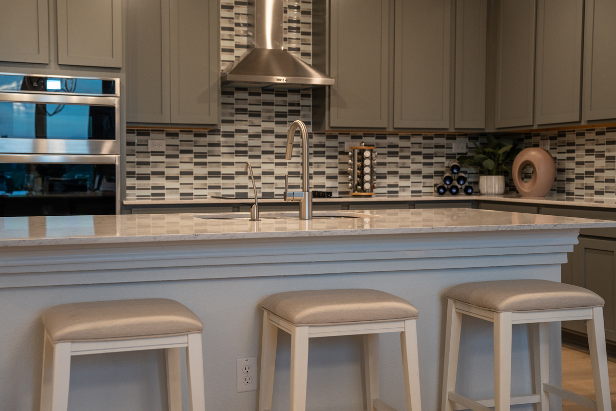 Whirlpool® chimney range hood and double oven