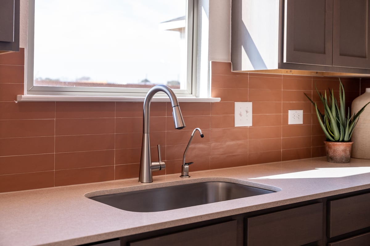 Silestone® countertop with Emser® Hues tile backsplash