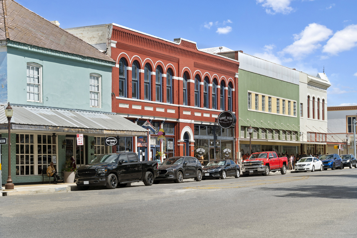 A quick drive to downtown Seguin