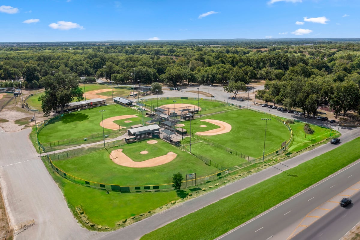 A 15-minute drive to Max Starcke Park