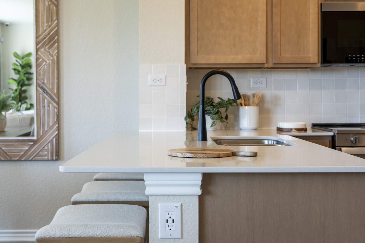 Kitchen breakfast bar