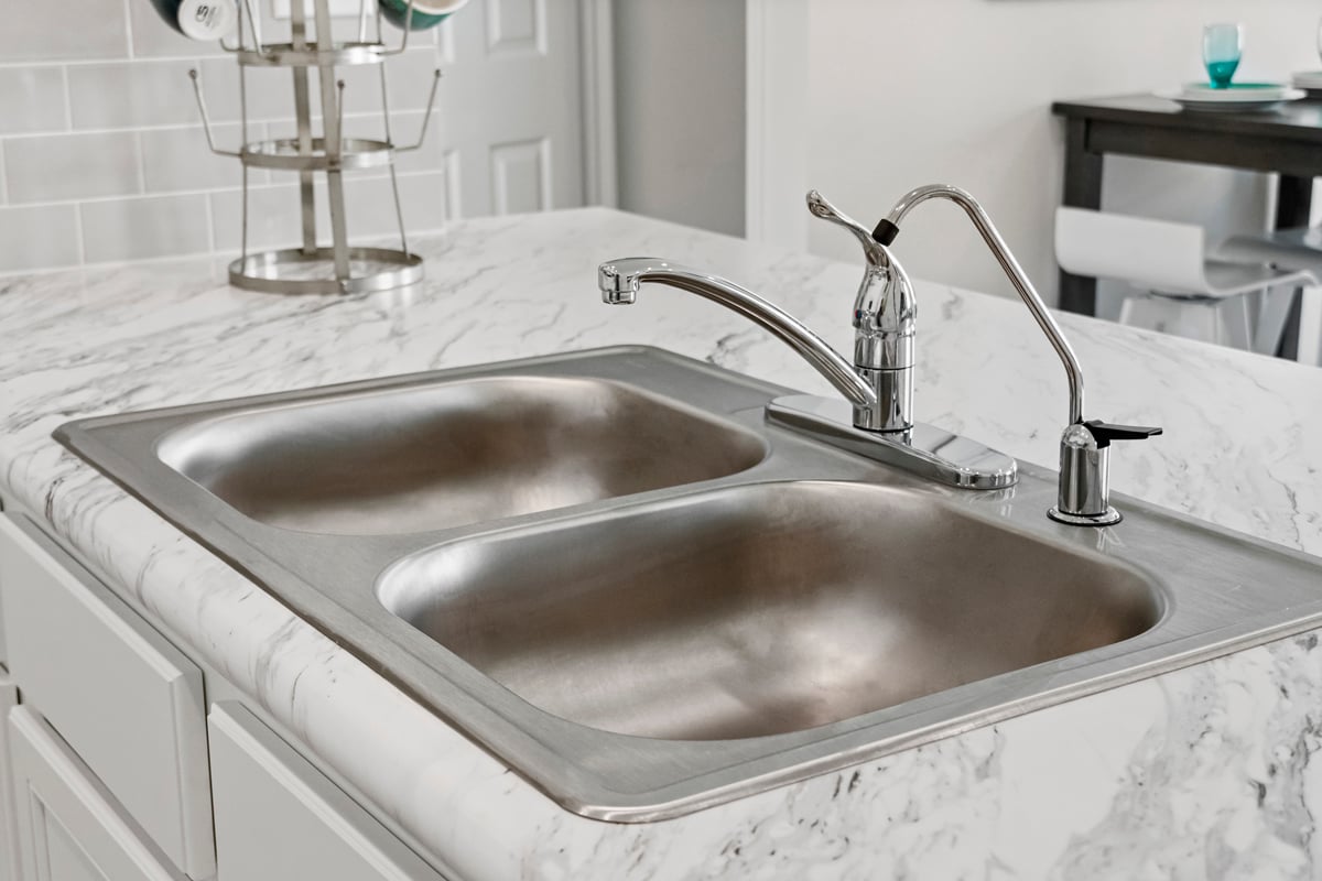 Dual-compartment stainless steel kitchen sink