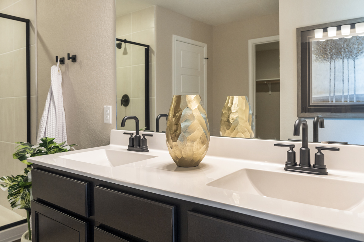 Dual-sink vanity at primary bath