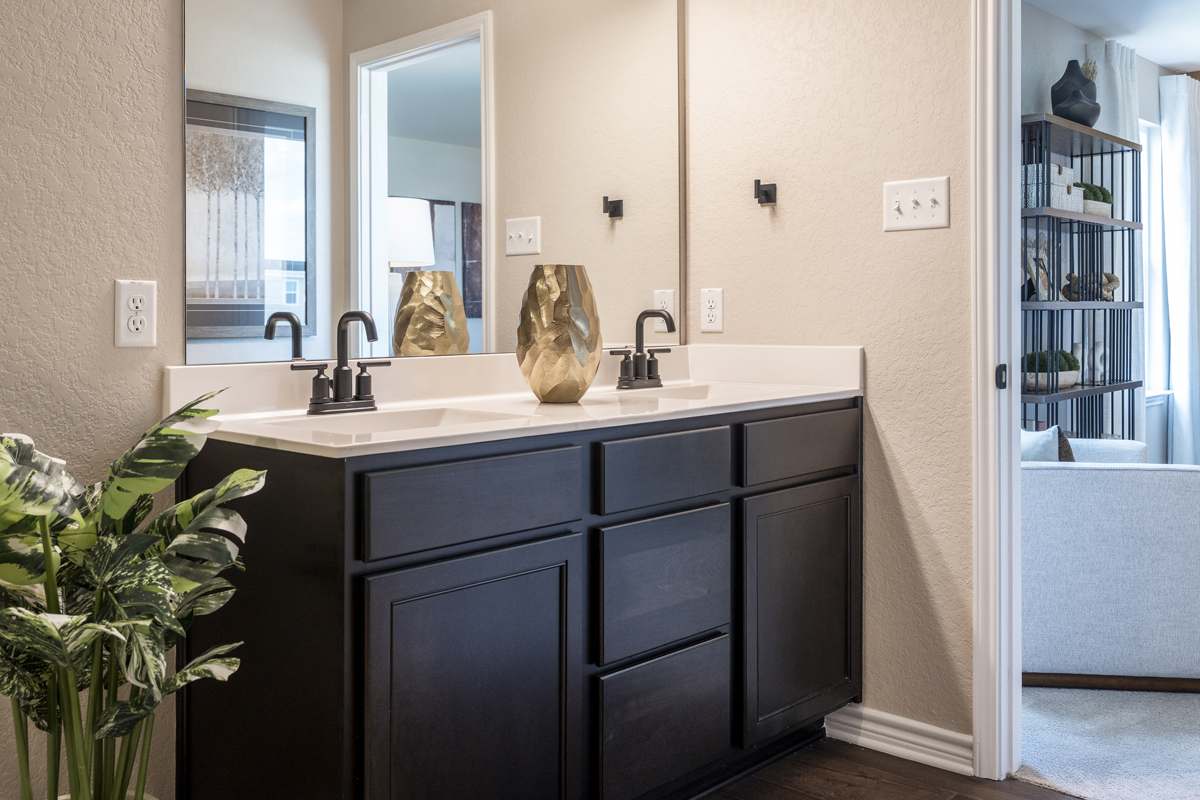 Dual-sink vanity at primary bath