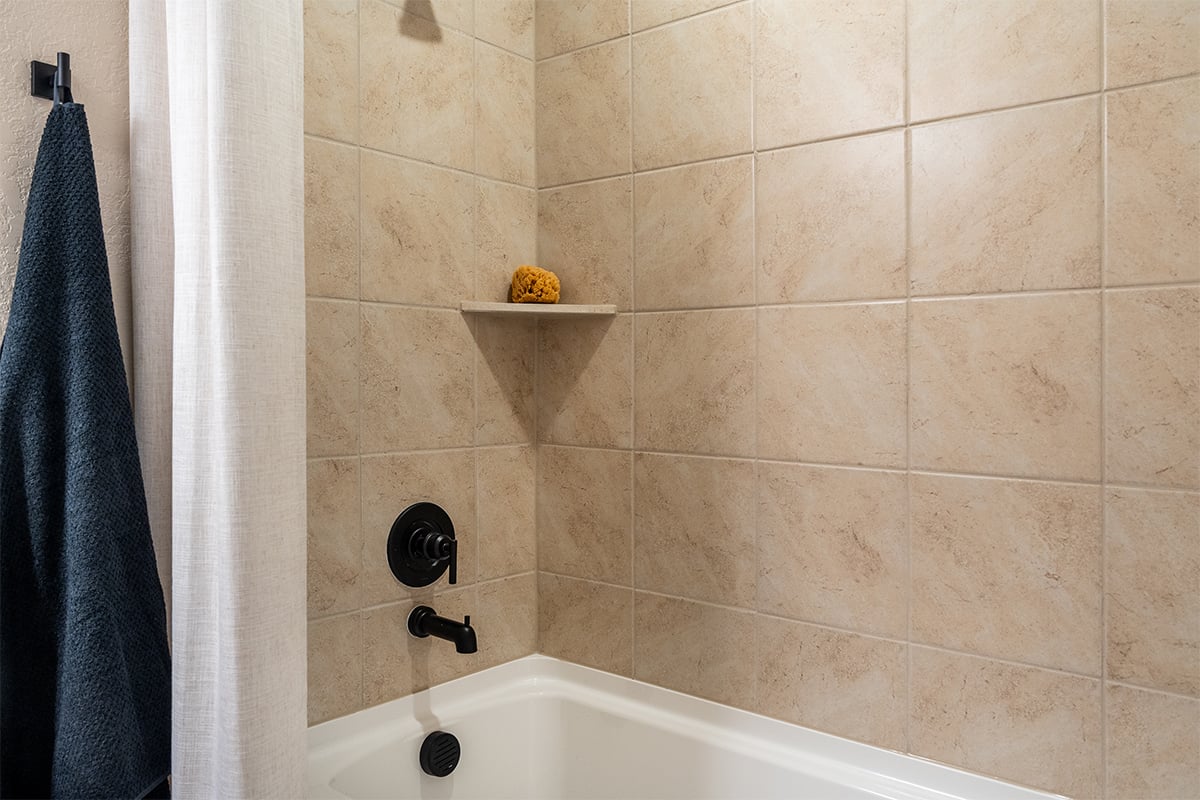 Tub with tile surround at primary bath