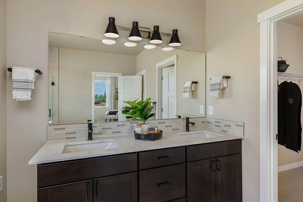 Dual-sink vanity at primary bath