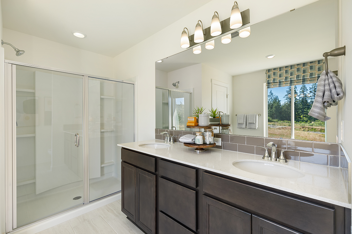 Dual-sink vanity at primary bath
