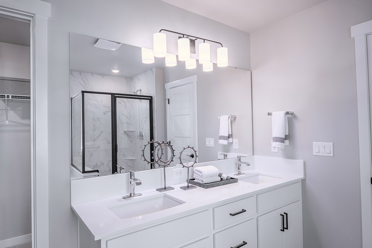 Dual-sink vanity at primary bath