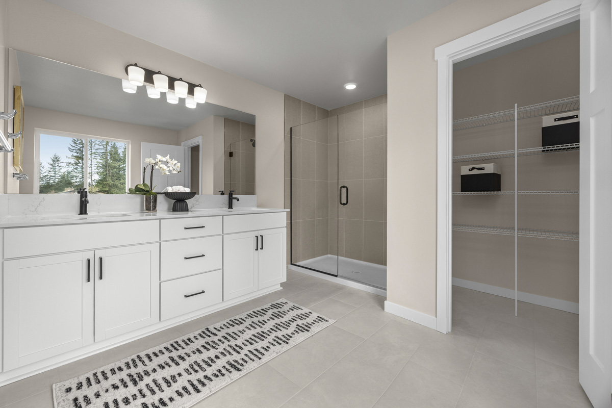 Dual-sink vanity at primary bath