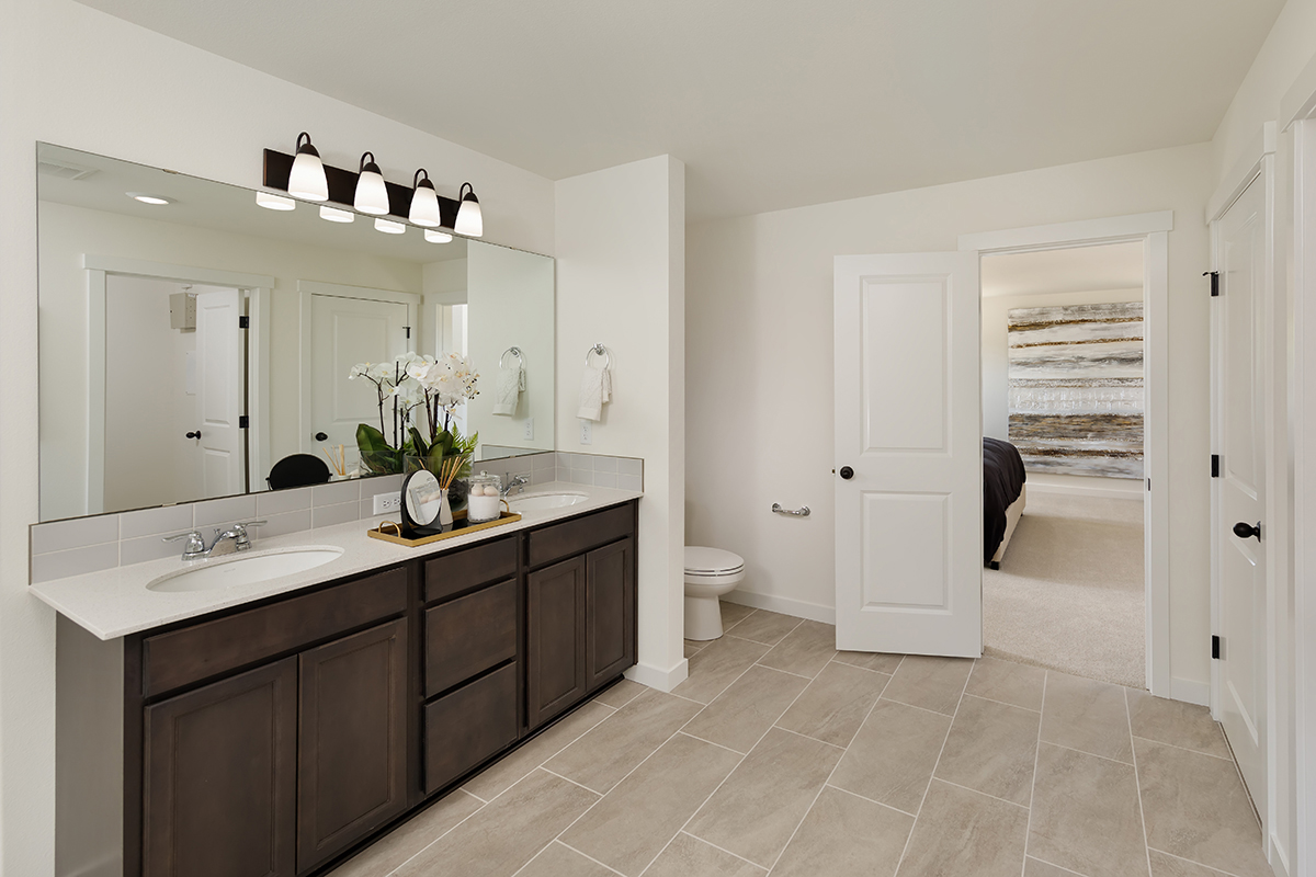 Dual-sink vanity at primary bath