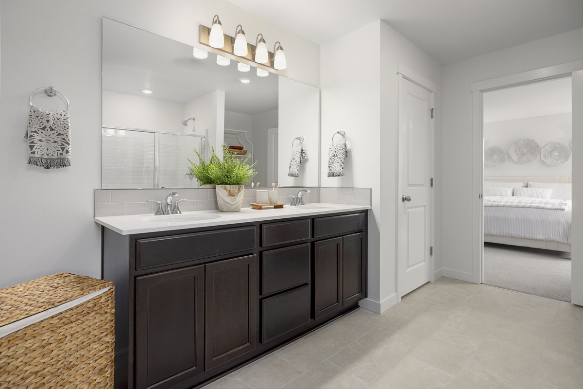 Dual-sink vanity at primary bath